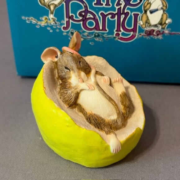 Vintage Mouse Figurine After The Party Mice Munro Anthropomorphic Apple Asleep - Picture 2 of 4